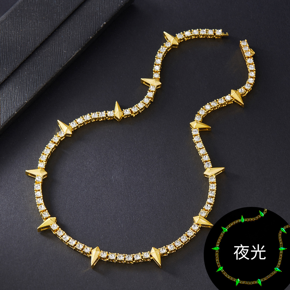 황금빛 빛나는 모델