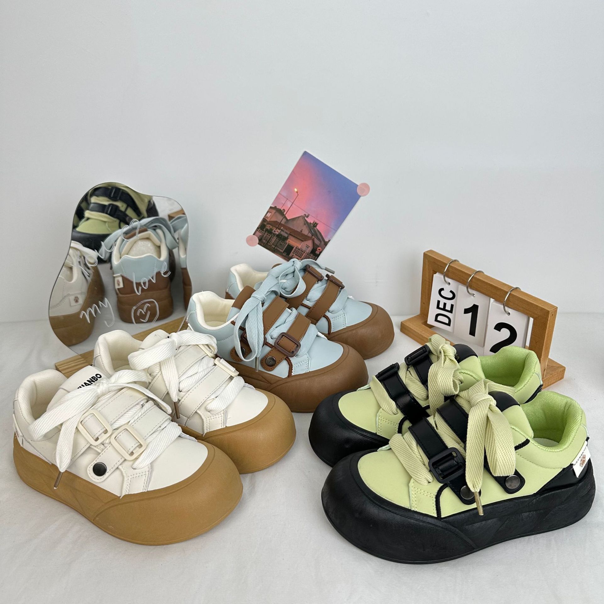 Yuanbo2024 otoño estudiantes nuevos zapatos de lona de suela gruesa para mujeres coreanas de altura universal zapatos de skate pequeños zapatos blancos