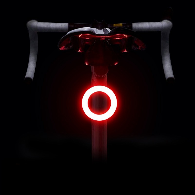 自転車用ランプのテールランプを充電します。|undefined