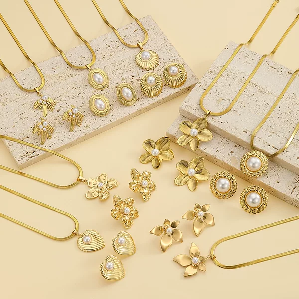 Cross-Border Western-Style Retro Gold Stainless Steel Butterfly Flower Pendant Necklace with High-End Design and Pearl Clavicle Chain