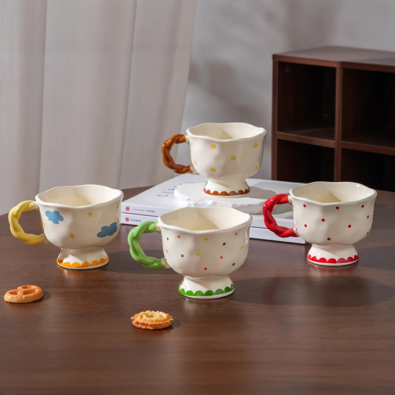 Lápiz pequeño nuevo taza de café de cerámica de alto valor facial de las niñas de alto pie taza de marca casera de boca ancha taza de leche de avena de desayuno