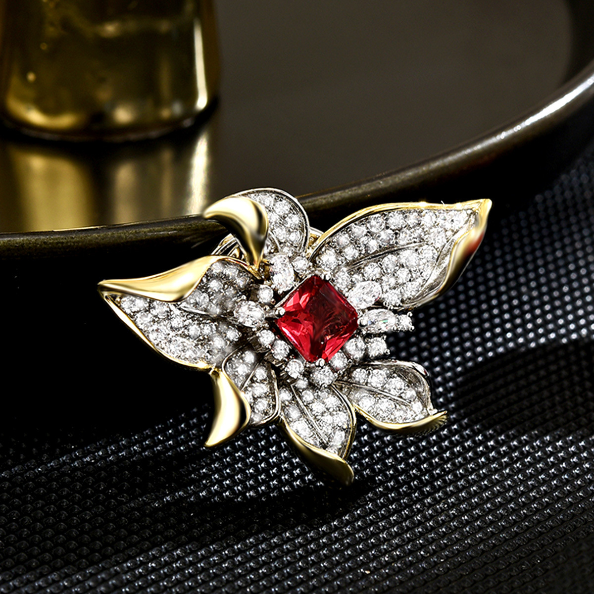 Luxurious European And American Style Starfish Floral Magnetic Fashion Exquisite Women's Sparkling Flower Seamless Brooch Accessor_voghion.com