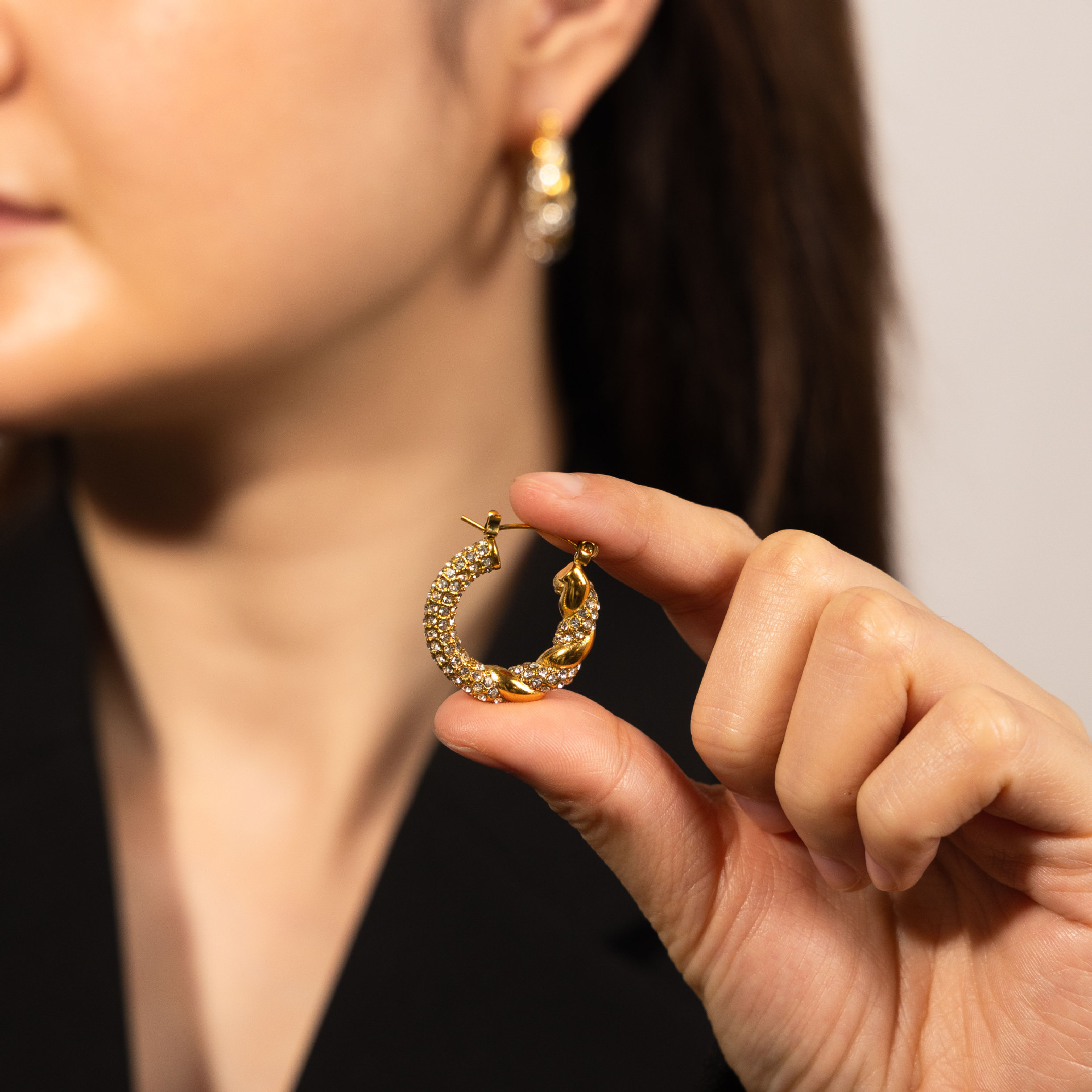 Tena Pendientes de acero inoxidable europeos y americanos Pendientes de acero inoxidable chapados en oro de 18k de alta calidad de lujo ligero, mujeres transfronterizas