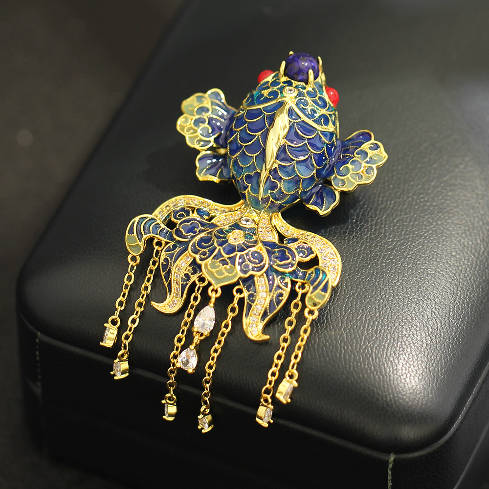 Chinese-style high-end design three-dimensional koi fish tassel brooch, elegant and luxurious, gold and blue enamel pin