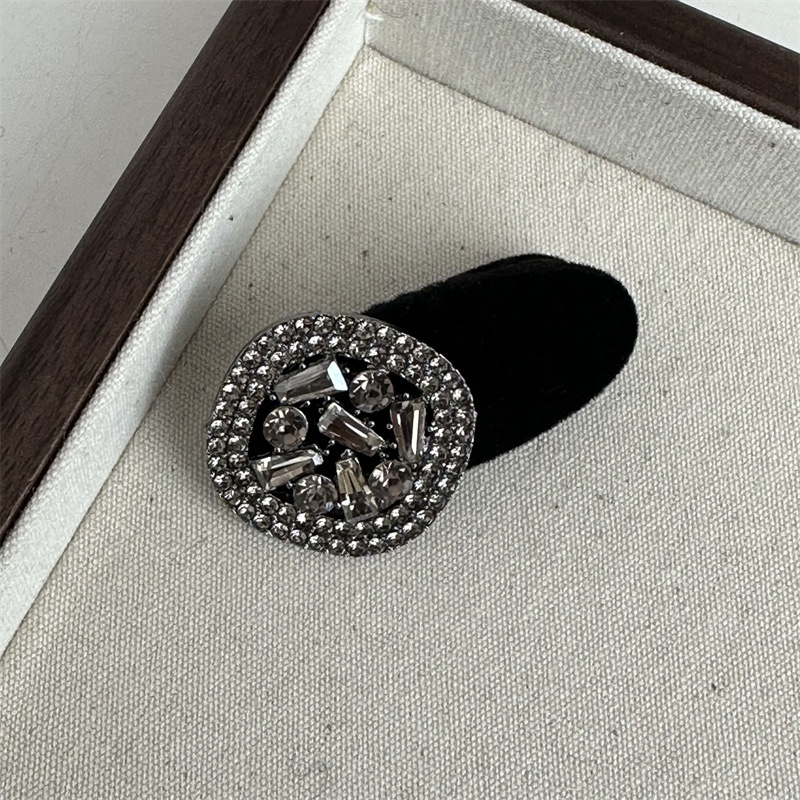 Fermaglio per capelli a forma di becco d'anatra con strass quadrati floccati in stile coreano Mini fermaglio per capelli con frangia piccola di alta qualità_voghion.com