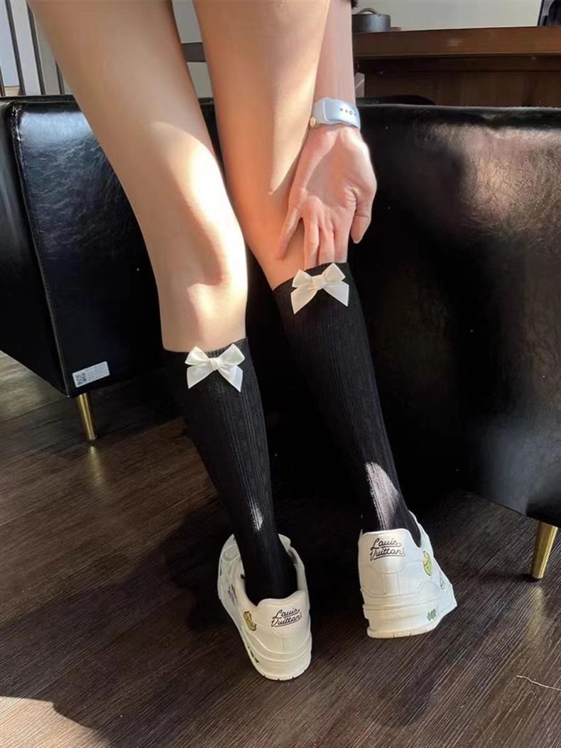 Bílá postava na zádech, mašlička hee, caf breathabe ponožky, kolena JK stye Instagram sim a roztomilé koláčové ponožky_voghion.com