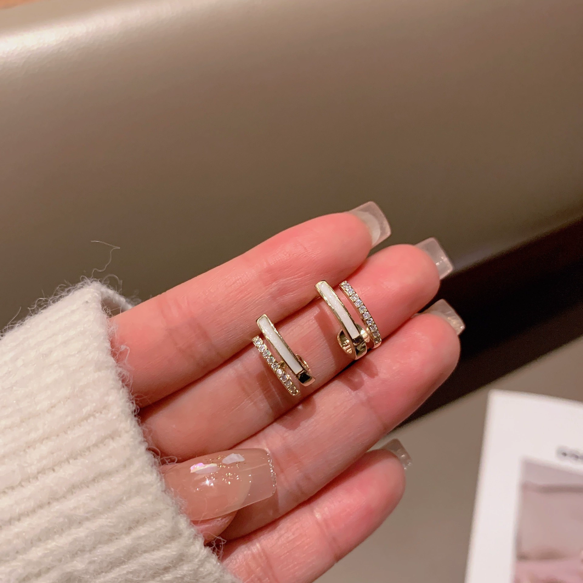 Серебряные серьги с иглой, серебро 925, акценты циркония и кошачий глаз, микроинlay, лёгкие 0.008 кг