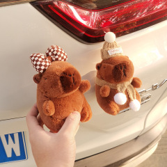 かわいいカピバラのカピバラの車の後ろの部分は自動車のトランクの車の外の子供の人形の車内の装飾品の置物を掛けます。