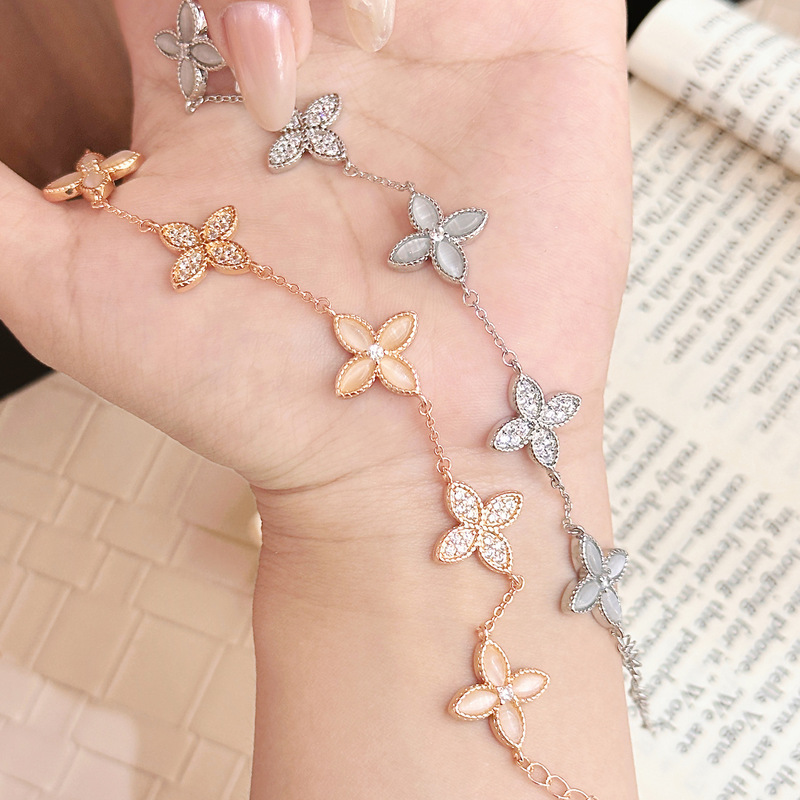 Gray-blue four-leaf clover bracelet for women, versatile and exquisite jewelry, 2026 new model, in stock, white gold color Gray-blue four-leaf clover bracelet for women, versatile and exquisite jewelry, 2026 new model, in stock, white gold color