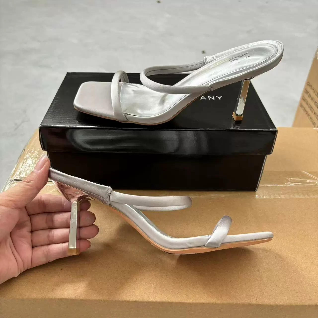 Женская обувь новая надпись