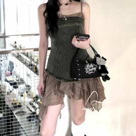 韩系轻亚风辣妹牛仔吊带连衣裙女夏季假两件设计不规则拼接短裙子