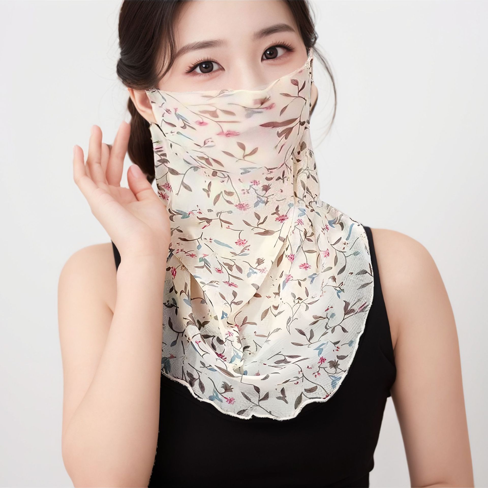 夏の日焼け止めマスクの女性はマフラーの首のカバーに乗って紫外線を防ぎます。