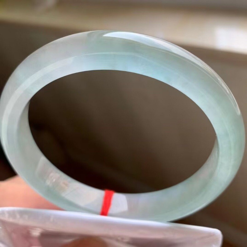Vòng tay ngọc bích tự nhiên Miến Điện màu xanh nhạt ánh trăng trắng, hoa văn nổi, đường kính trong 51–62 mm chi tiết 7