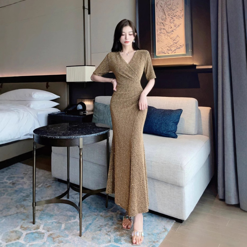 Fashion Influencer Shiny V-Neck Slit Long Dress with a Waist-Cinching and Hip-Hugging Design Fashion Influencer Shiny V-Neck Slit Long Dress with a Waist-Cinching and Hip-Hugging Design