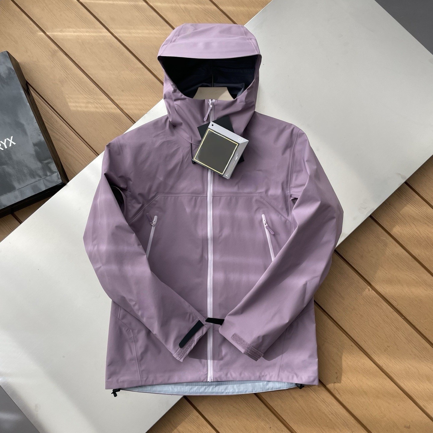 La nueva chaqueta de una sola capa de la serie BETA SL de la familia de los pájaros, la carcasa dura de goma con desbordamiento completo, a prueba de viento e impermeable para hombres y mujeres