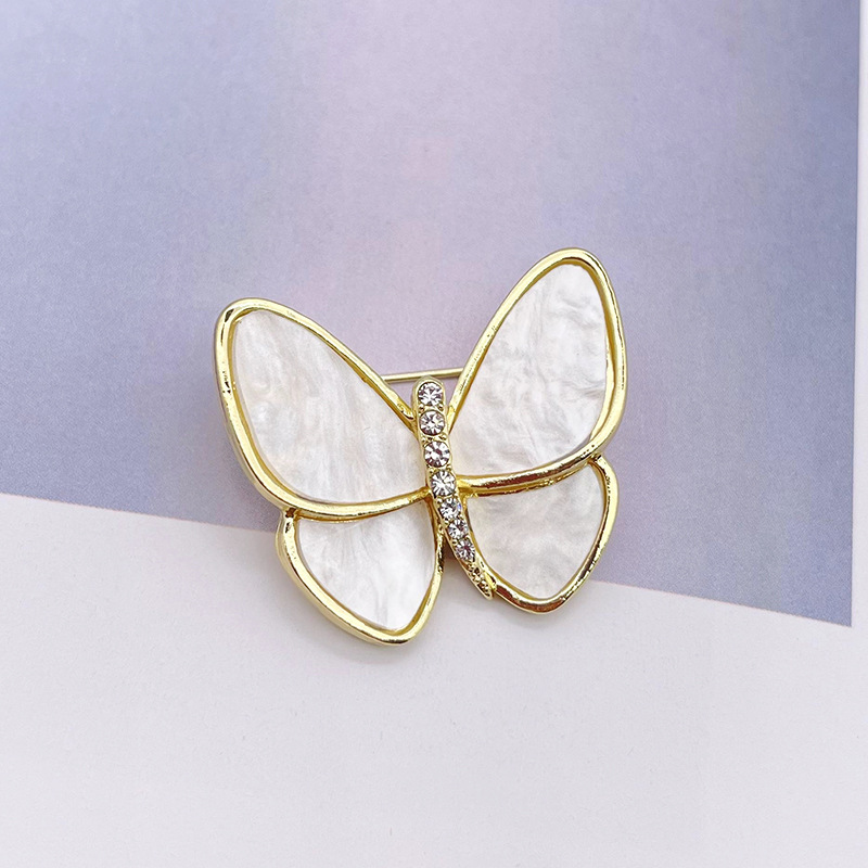 Fashionable brooch pearl