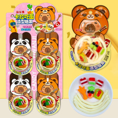 ネットレッドのカラオケは麺の形のグミを食べます。