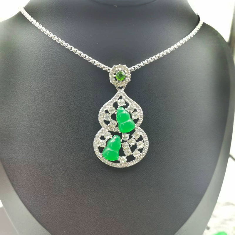 Emerald necklace jade, protective amulet, buckle, pendant, chain, light luxury style