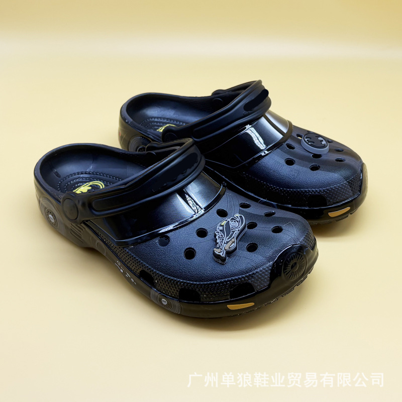 Gran fábrica al por mayor batman agujero zapatos al aire libre versátiles zapatillas de playa antideslizantes zapatillas para hombres simples zapatillas frías