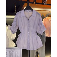 フランスの青いぼかしのひもは腰を収めてやせているシャツの女性の2025夏の新型の泡を現します。