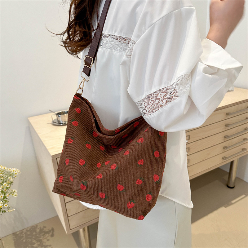 Bolsas de impresión de fresas populares de vellón mujeres coreanas de verano 2024 nuevo cross-border mochila de hombro bolsas de cubo