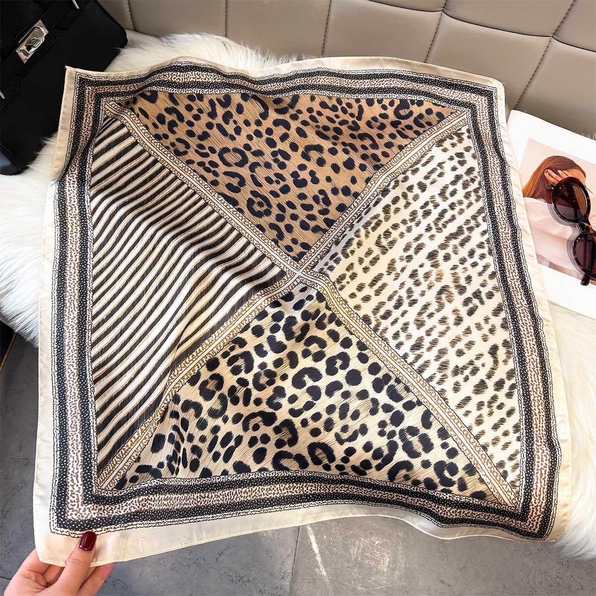 Classic universal fashionable scarf
