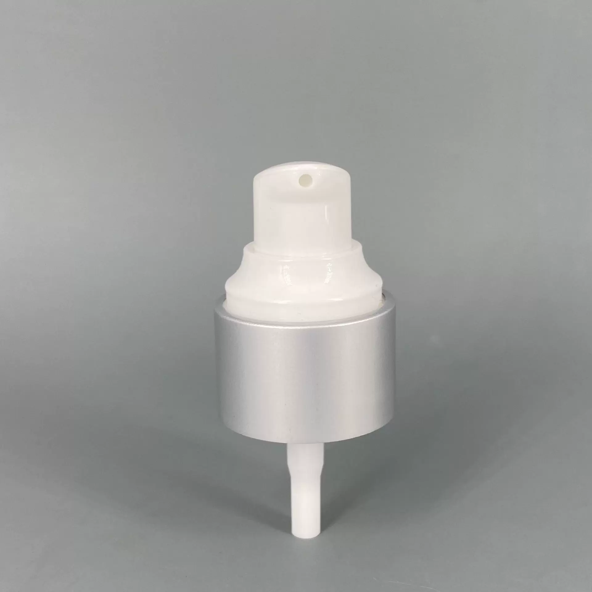 工厂热销款24牙弧肩哑银电化铝泵头配AS半罩 喷雾乳液 化妆品包材