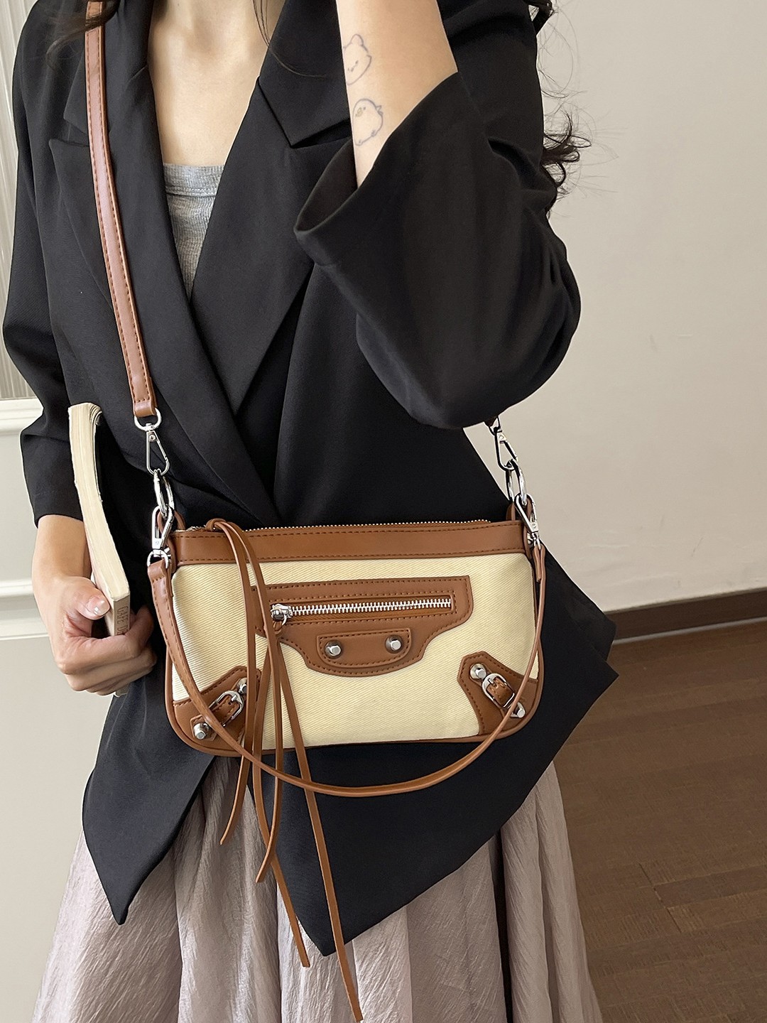 Bolsos de alta calidad para mujeres 2026 nueva textura de moda remaches locomotora viento bolsos de tendencia transfronteriza bolsos de mochila image 1