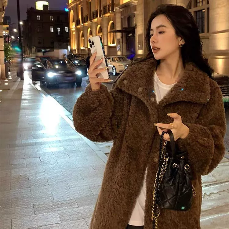 Осень и зима 2025 новые кофейные цвета стойка воротник меховая куртка, imitation lamb wool женское длинное утолщенное искусственное меховое пальто для женщин