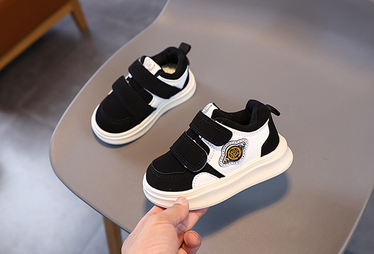 Scarpe casual da tavola da ragazzo bianche con suola morbida e traspirante, versatili, per la stagione primavera e autunno 2024 per bambini_voghion.com