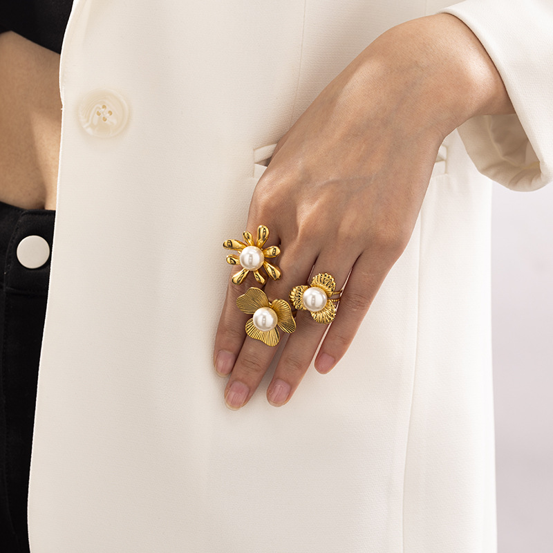 Tina transfronteriza anillo de viento de flores de perlas de acero inoxidable chapado en oro 18k joyas de acero de titanio al por mayor