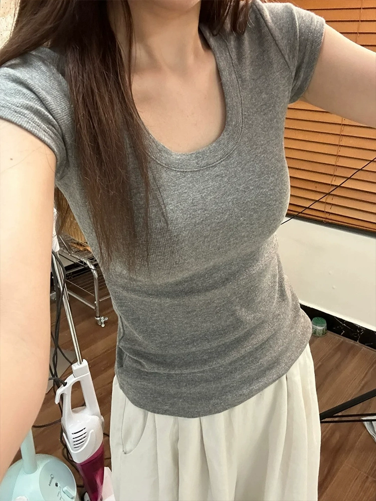 Стиль Pure Desire Серая футболка с U-образным вырезом в рубчик и обычными плечами с короткими рукавами для женщин, летний облегающий талию облегающий весенний топ для горячих девушек.