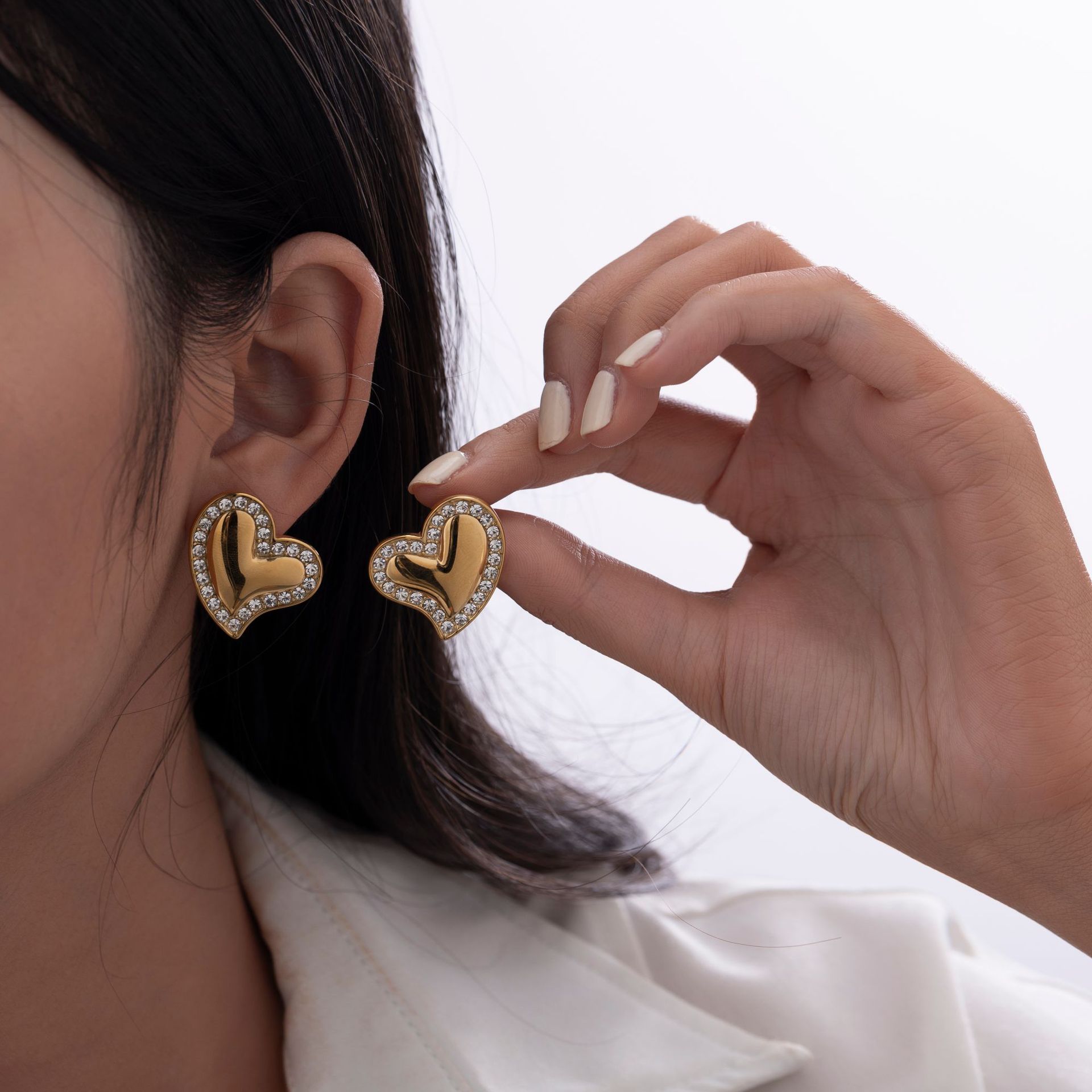 Alta Europa y América acero inoxidable lujo ligero nicho amor mariposa zircon puntos de aluminio pernos de acero joyas de orejas diarias versátiles