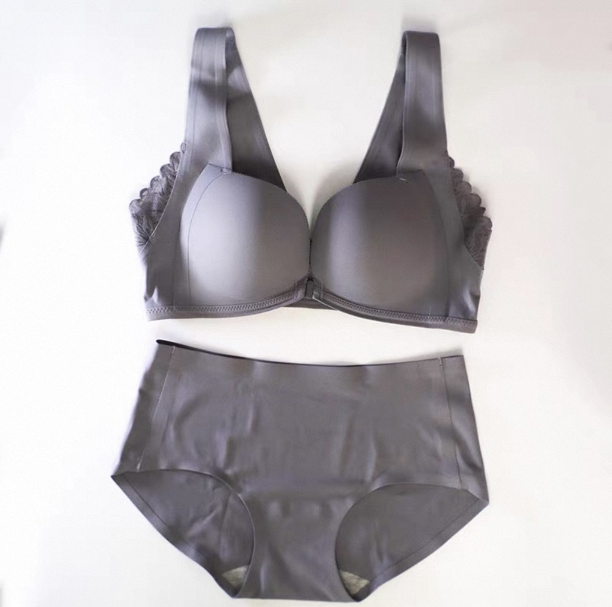 正規版の無痕下着の女性の胸が集まっています。