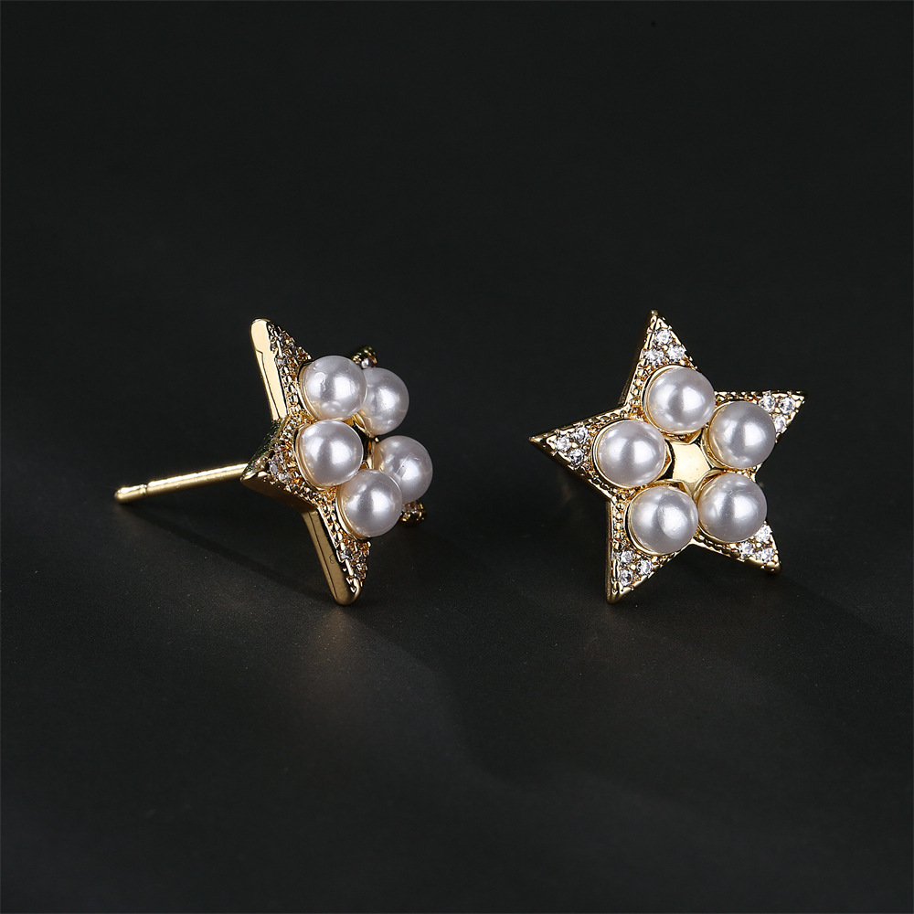 Golden Copper Micro-inlaid Zircon Pearl Five-pointed Star Stud Earrings display picture 3