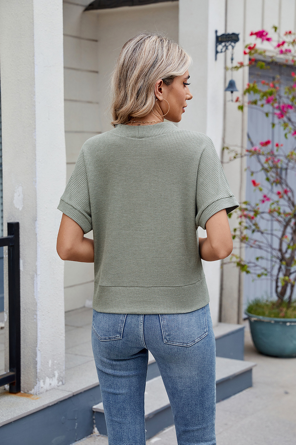 Damtopp i våffelstickat med v-ringning och knappar_voghion.com