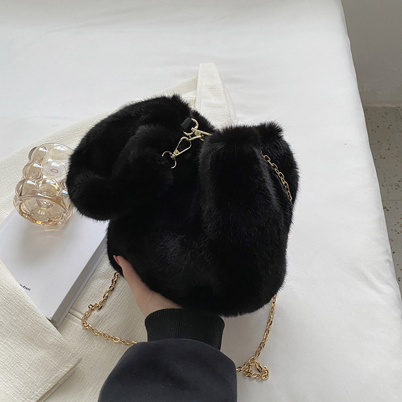 Bolso de peluche de mujeres otoño y invierno 2025 nuevo lindo bolso de cubo de mano bolso de lana de moda simple cadena mochila