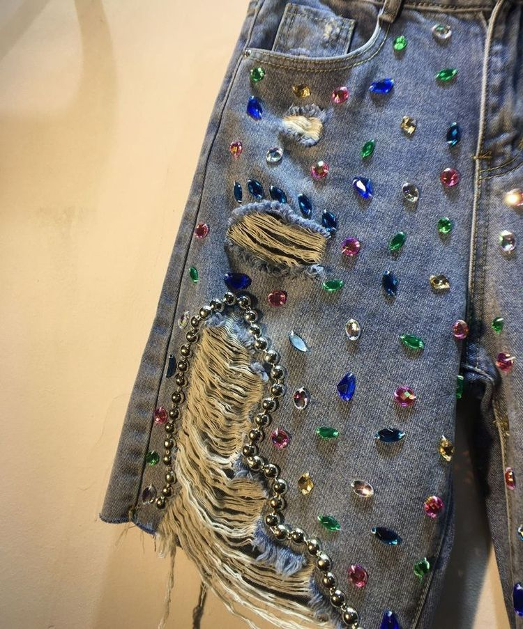 Damshorts med hög midja i denim med rhinestone och pärlor_voghion.com