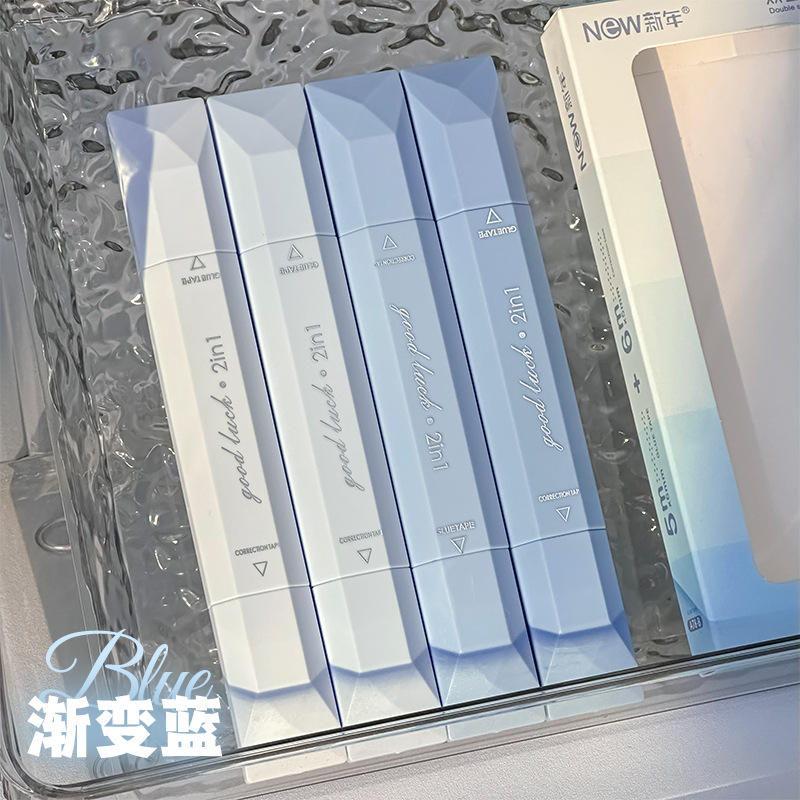 La nueva cinta correctora dos en uno, un poco de pegamento, pequeño libro rojo, el mismo párrafo, cinta correctora de doble cabezal y doble propósito, papelería para estudiantes