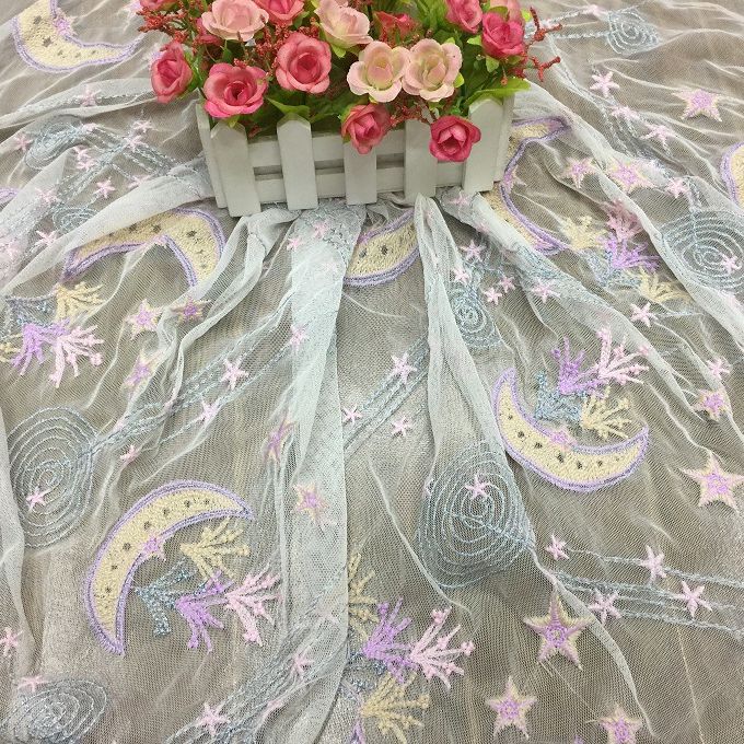 厂家直销 新款星月草绣网纱面料 童装刺绣布料 蕾丝花边面料布料