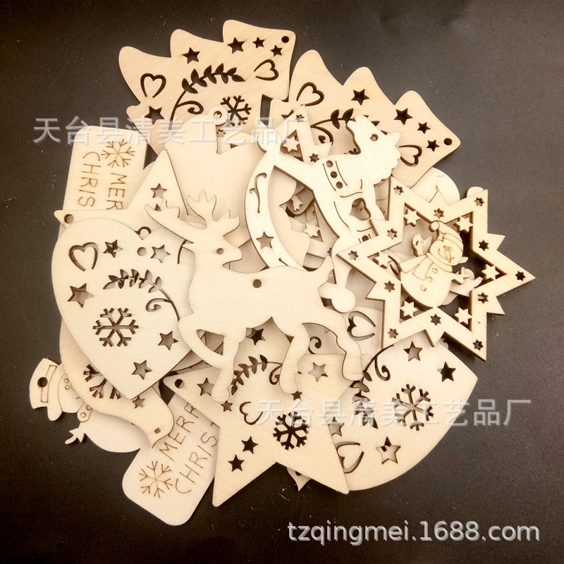 Colgante de decoración navideña de 7cm Copo de nieve Piezas de madera Suministros navideños al por mayor 6 piezas cada uno, un total de 54 piezas para un juego