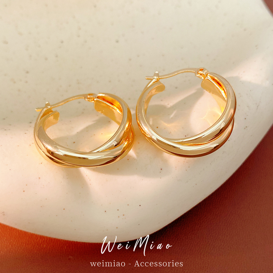 Brillante redondo enrollado cruzado perfiles temperamento simple personalidad aretes ligeros de lujo alta sensación auriculares al por mayor mujeres