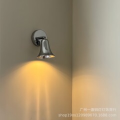 シンプルなレトロな寝室のベッドの上の小さな壁の明かりの店の入り口のロゴの看板の装飾のスポットライトの通路の階段の壁の明かり