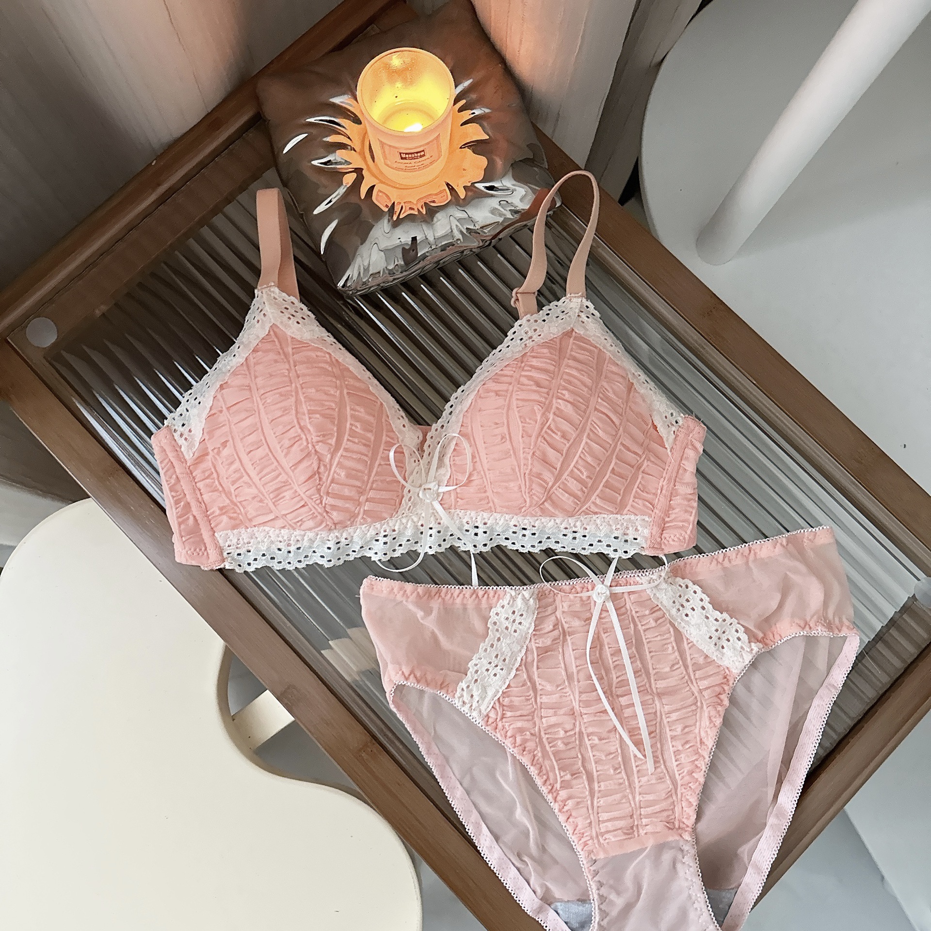 Ropa interior femenina francesa de copa triangular en V profunda, sujetador fruncido sin anillo de acero, sujetador delgado, cómodo y transpirable sin costuras