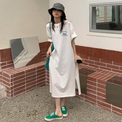 夏の韓国系の大きいサイズの婦人服はゆったりしていて、膝のtシャツのスカートのカジュアルなシンプルな洋風のアルファベットのプリントのワンピースをフォークします。