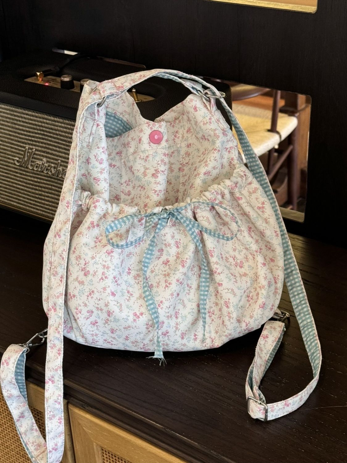 Rucksack mit rosa Blumenschleife, speziell für Frauen entworfen, neuer koreanischer Stil für Herbst/Winter 2025, große, plissierte Umhängetasche für den Weg zur Arbeit._voghion.com