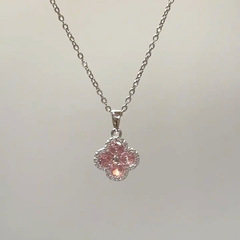 ピンクの四つ葉のクローバーのネックレスのアクセサリーの女性の軽豪華な大衆の高級感が爆発します。