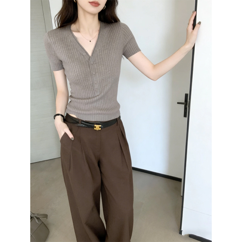 Áo thun nữ cổ V sọc kẻ phong cách Old Money, tay ngắn, dáng thẳng vai — màu đen, Xám cacbon, màu trắng, Màu yến mạch chi tiết 1