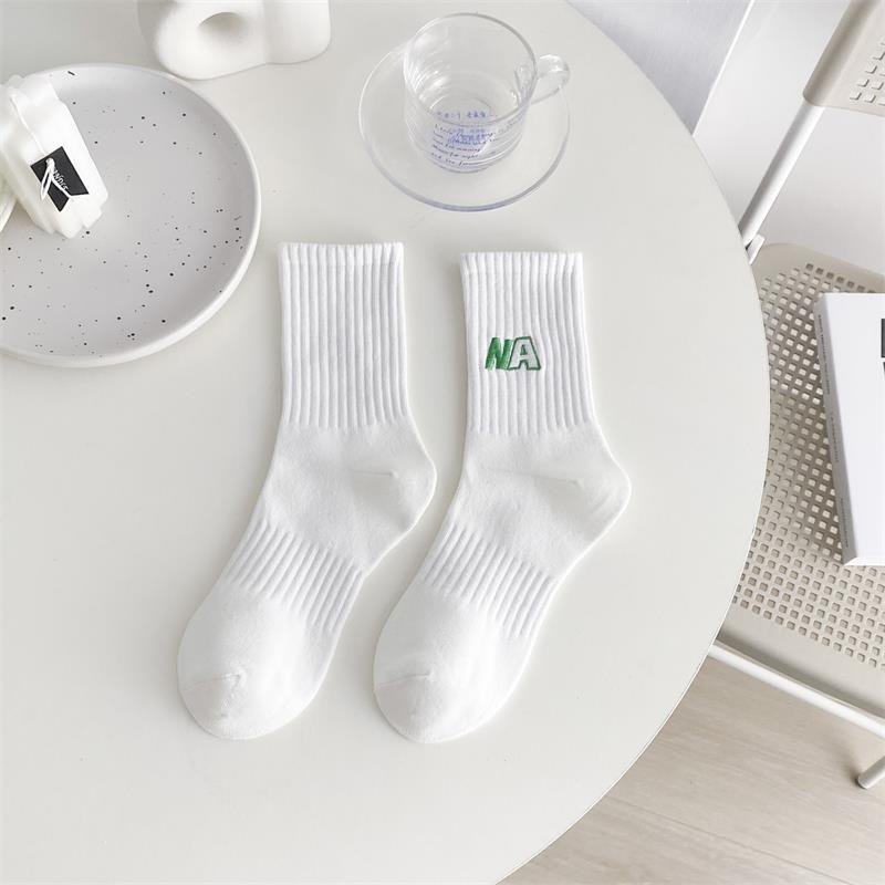 Calcetines deportivos verdes a rayas calcetines de algodón de las mujeres al por mayor Calcetines de algodón de color sólido bordados a media pantorrilla de las mujeres