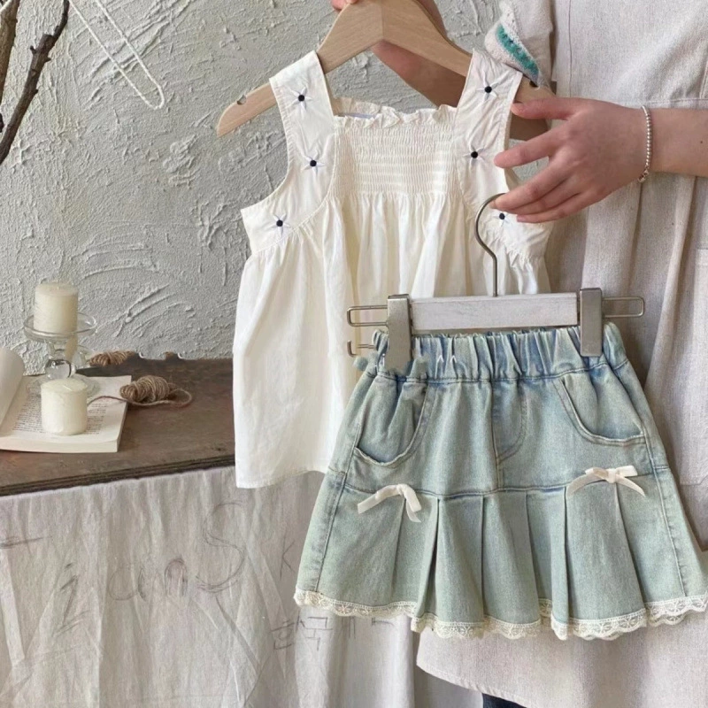 Летний костюм для девочек 2025 года, модный и милый комплект из топа-боди на бретелях и универсальной плиссированной джинсовой юбки.